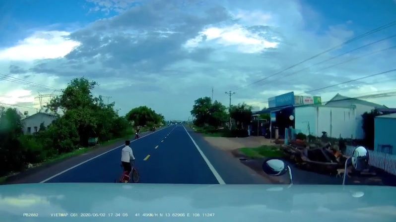Vietnamský řidič náklaďáku zachránil cyklistovi život. Ten jel dál, jako by se nic nestalo
